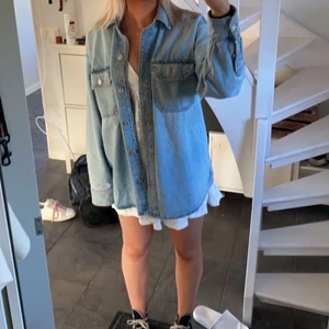 Jeansjacka - Skit snygg jeans jacka från pull n bear, så fin till allt! Säljer för 200  , köpt för 380, använd två gånger knappt 