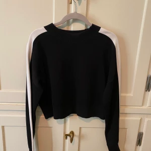 &other stories cropad tröja stl S - Säljer jättefin &otherstories tröja i stl S! Är i fint skick. Köpare står för frakt! 