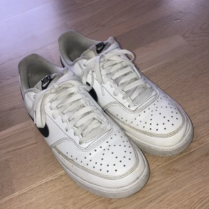 Nike Court Vision Low  -  säljer för de är för små, de är använda men i bra skick, typ 8/10 Skick. Sulan lite missfärgad på undersidan men inget större problem. I övrigt fina skor.   