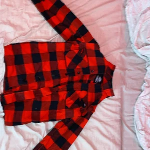 Flanellskjorta  - Säljer min flanellskjorta/kofta som har aldrig använts så de finns inga skador på den , köptes för ungefär 200-400 kr minns inte exakt men säljes för 100 😊 (köparn står för frakten)