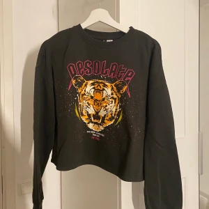 Tröja med tryck - Säljer denna svarta tröjan med tryck ifrån H&M