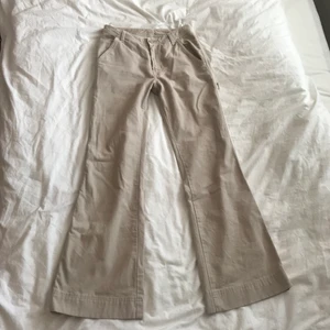 lågmidjade cargobyxor - säljer dessa beiga, vintage cargo-liknande byxor med lågmidja!!💕💕  innerbensländ: 75 cm