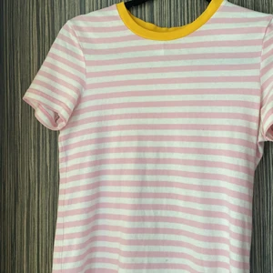 T shirten - Säljer denna fina T-shirten från & other stories🥰🥰