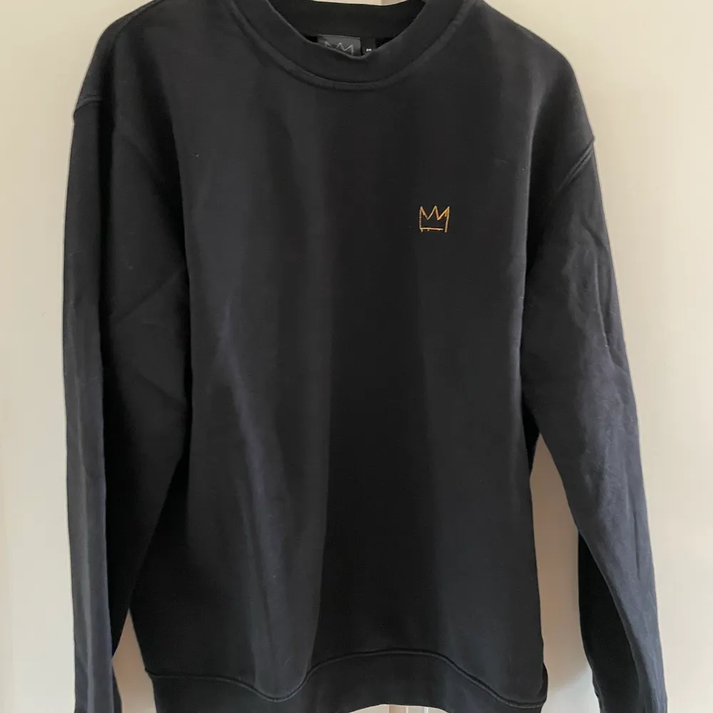 Säljer min hov1 sweatshirt då jag aldrig använder den. Köpte den för ett år sedan för 500 säljer nu för 350. . Tröjor & Koftor.