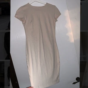 Kort tajt klänning  - Superfin basic tight klänning från Nelly.