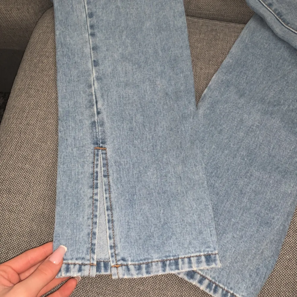 Helt oanvända raka jeans med slits, från misguided . Jeans & Byxor.