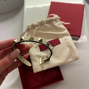 Valentino Armband - Säljer mitt vita valentino armband, använt väldigt få gånger så precis som nytt. Smyckesasken medföljer såklart. Nypris: 2215kr💕 Köparen står för frakt