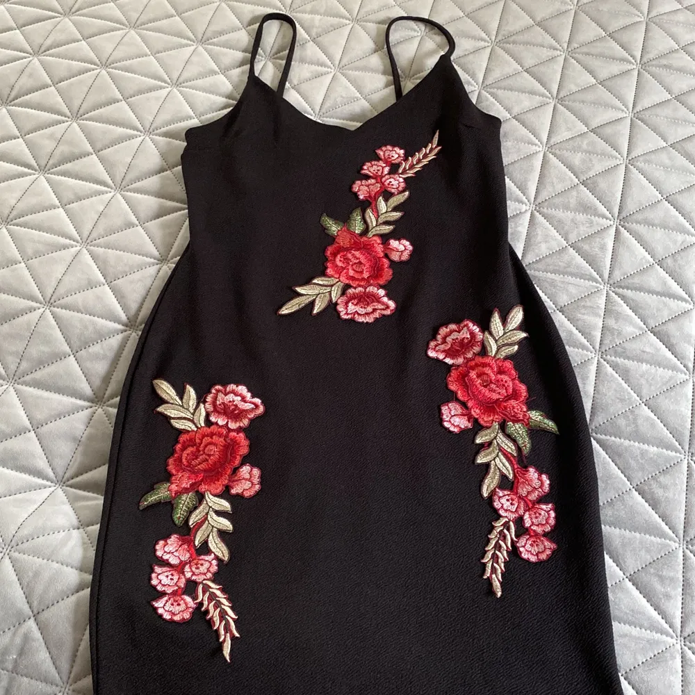 klänning från nelly, använd endaste en gång. svart med röda rosor. köpare står för frakten💕. Klänningar.