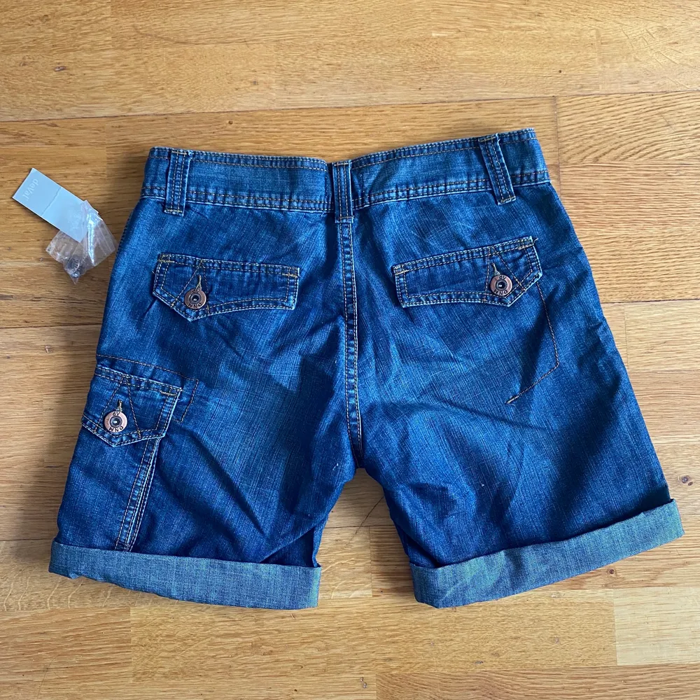 Ett par assnygga Deval cargo demin shorts! Säljer då de är för stora för mig tyvärr 😫 De har bara blivit testade en gång, så de är i toppenskick! ❤️❤️  Jag skulle säga att de är Midrise. De kommer med en extraknapp också, ifall en av knapparna ramlar av ❤️. Shorts.