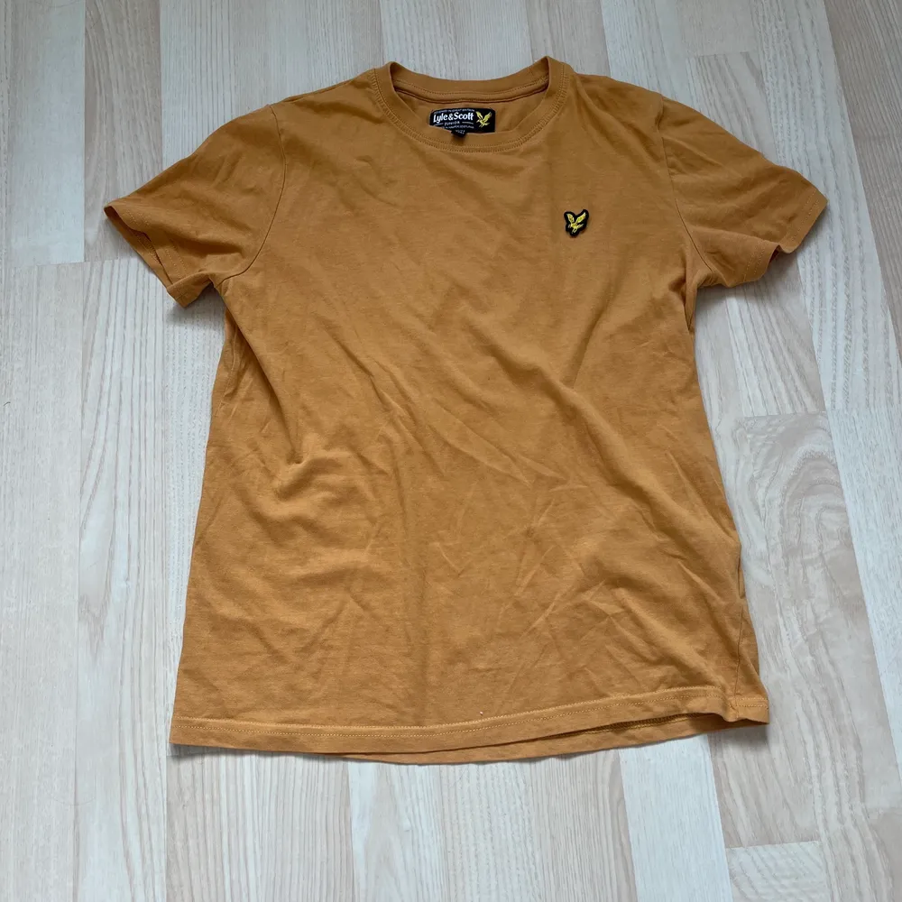 ”Mörkgul” t-shirt från lyle&scott i storlek 12-13år, men passar de som har xs i storlek. Endast använd några få gånger, köparen står för frakt💕. T-shirts.