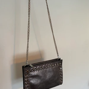 Väska från Zara - Söt väska från Zara, säljer pga ingen användning. Använt ett fåtal gånger 