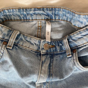 Weekday jeans - *sista bilden lånad från weekdays hemsida*  Säljer mina ljusblå Ace jeans från weekday då som är lite för långa för mig, dom är högmidjade och breda hela vägen ner super fina och sitter bra annars förutom längden på mig💓 Kontakta mig vid instresse💓💓