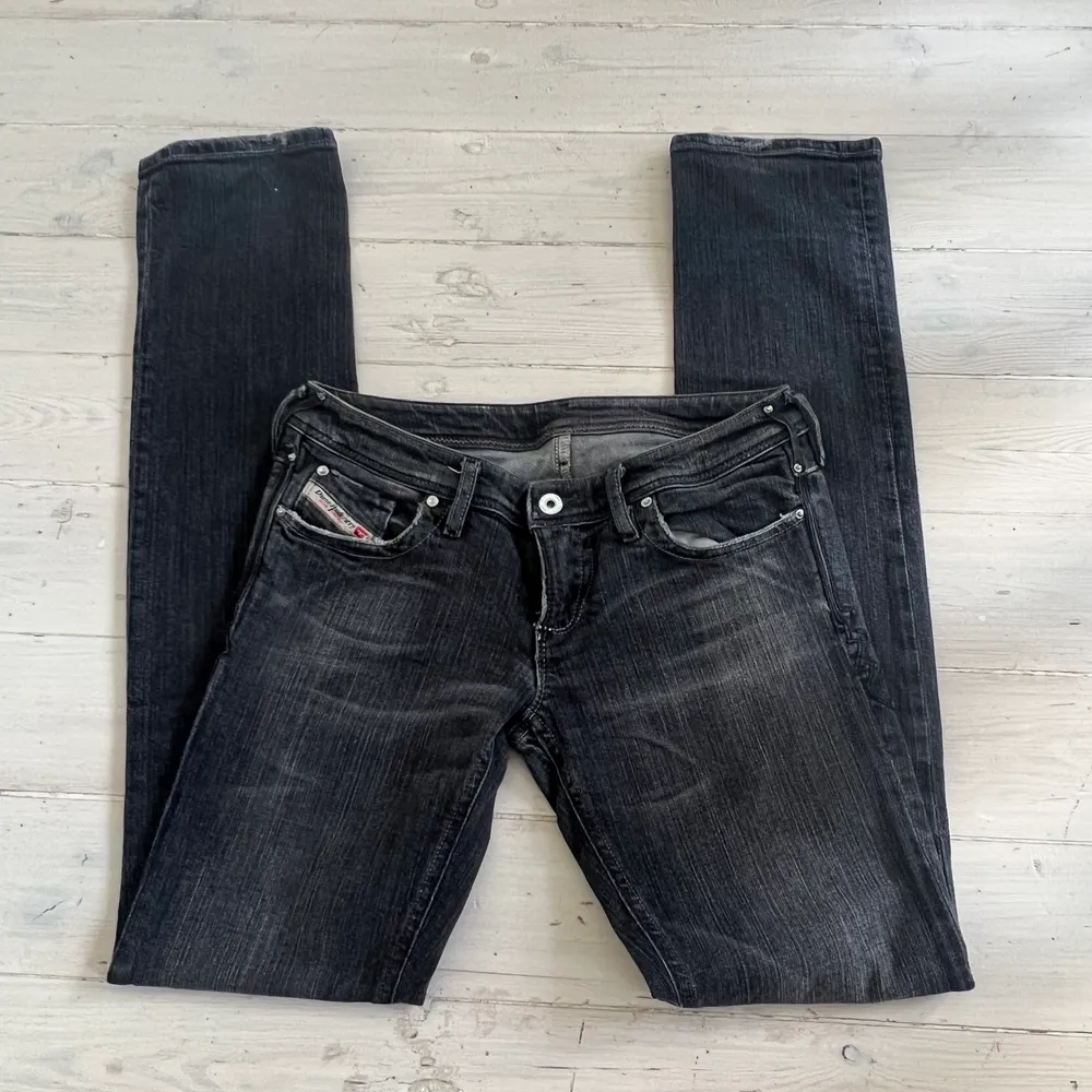 Gråa diesel jeans som tyvärr blivit försmå för mig:( midjemått: 76 cm. Underbens längd: 89 cm. högst budande eller köp direkt för 500 kr.. Jeans & Byxor.