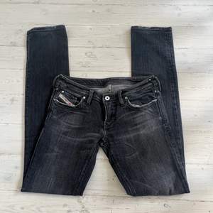Gråa diesel jeans som tyvärr blivit försmå för mig:( midjemått: 76 cm. Underbens längd: 89 cm. högst budande eller köp direkt för 500 kr.