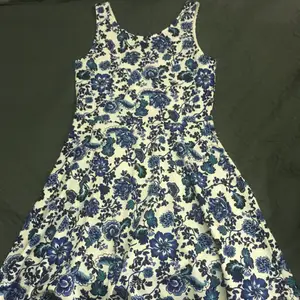 Fin blå mönstrad klänning som jag själv aldrig använd! Lite lägre i rygg!❤️ Obs: annat fraktpris om man ej köper via plick!