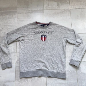 Gant tröja  - Snygg grå Gant tröja som inte kommer till andvändning. Den är skön att ha på sig och har bra skick. Har andvänt 3 gånger super bra kvalitet.  Ord pris: 700kr