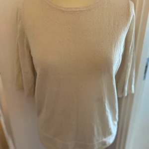 Filippa K top stl S  - Söt top  Stl S Från Filippa K Fint använt skick  Tvättludd förekommer 