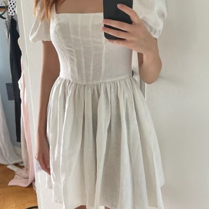 Vit linneklänning 🤍 - Skulle ha som studentklänning men valde en annan, oanvänd med lappar kvar