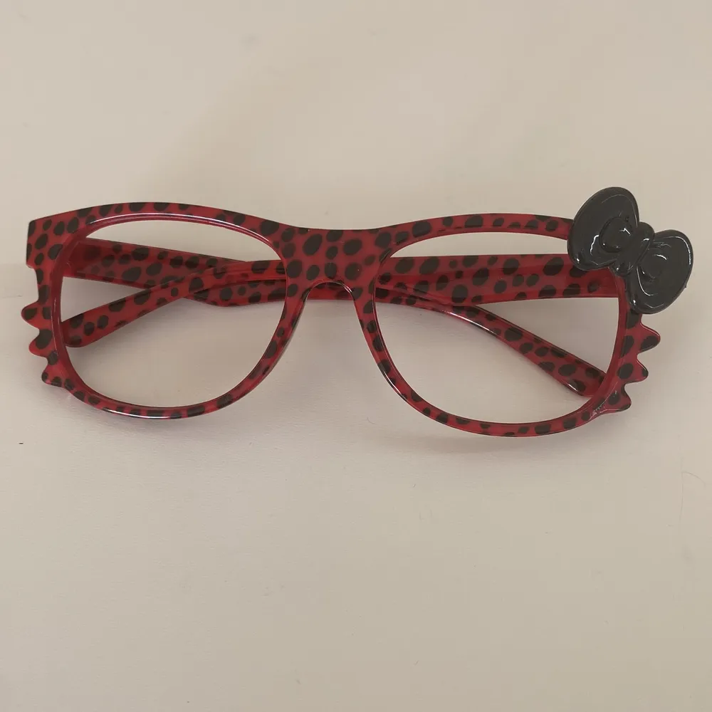 Dessa jättesöta glasögon utan glass säljes! Det är en typ av Hello Kitty design som är köpt på kawaii inne i stan!❣️ säljer då de inte har kommit till så mycket använda hoss mig. Dm om du har några frågor eller är intresserad!🌟. Accessoarer.