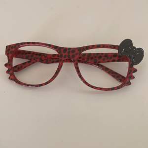 Dessa jättesöta glasögon utan glass säljes! Det är en typ av Hello Kitty design som är köpt på kawaii inne i stan!❣️ säljer då de inte har kommit till så mycket använda hoss mig. Dm om du har några frågor eller är intresserad!🌟