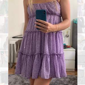 Sommar klänning i pastell-lila! Super fin verkligen men används knappt så säljer därför! Passar XS/S/M då det är resor i rygger