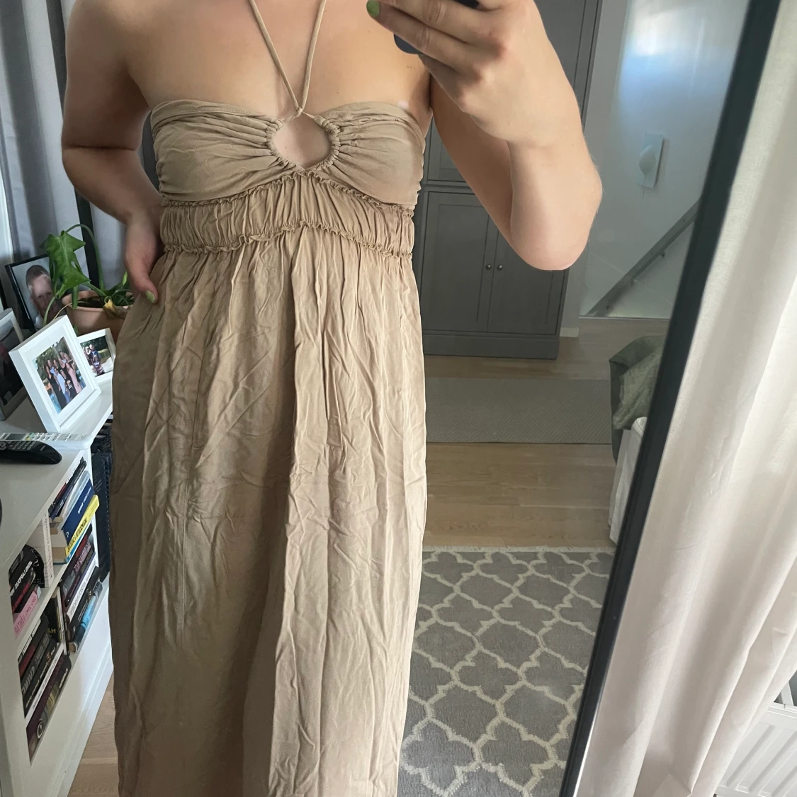 Beige klänning med snörning - 90