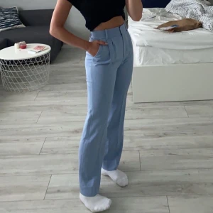 Kostymbyxor från & other stories - Säljer nu mina älskade kostymbyxor från & other stories då de aldrig kommer till användning. Nypris var runt 700-800kr. De är i storlek 34 men de passar både 34 och 36❤️