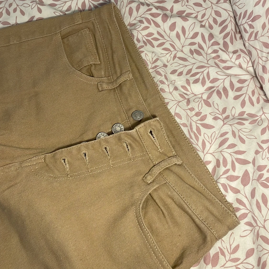 Boot cut jeans i färgen beige i storlek S  - 90