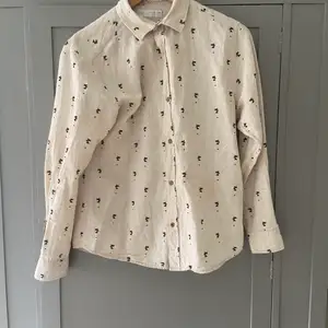 Hej, säljer nu min gamla skjorta från zara. Det är en ljusbrun/vitaktig tröja med mönster av palmer. Den är i fint skick och är storlek 152.