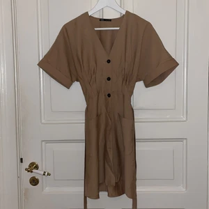 Klänning från Zara - Köpte klänningen 2018 och har använt den en gång. Säljer den då jag sällan använder den och tänker att någon annan kan ha större nytta av den 🫶🏼🤍