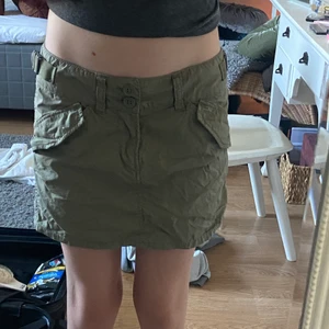 Mini kjol - Säljer denna skit snygga minikjol från H&M då den inte riktigt kommer till användning. Budet startar på 150kr men säljer endast till ett bra pris ❤️