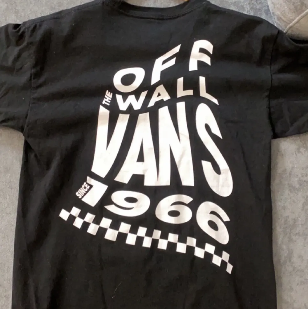 Svart Vans T-shirt i storlek herr Small, använd Max 3ggr. Säljer då den ej är min stil längre . T-shirts.