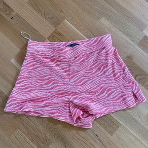 Zara shorts - Jättefina shorts från Zara. Köpt förra sommaren och använda fåtals gånger, så fint skick. Storlek XL men passar mig som vanligtvis har storlek M/L i Zaras byxor 