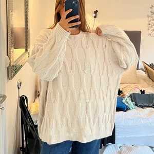 Oversize stickad tröja - Oversize stickad tröja från Weekday som tyvärr inte kommer till användning. Som nyskick då den är väldigt sparsamt använd! 