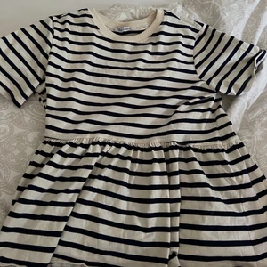 Tröja - Säljer den här tröjan ifrån zara. Aldrig använd! (köparen står för frakt)