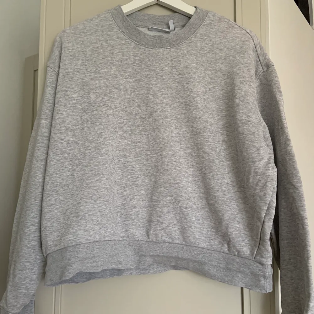 Fin grå sweatshirt från weekday i fint skick🤍🤍. Tröjor & Koftor.