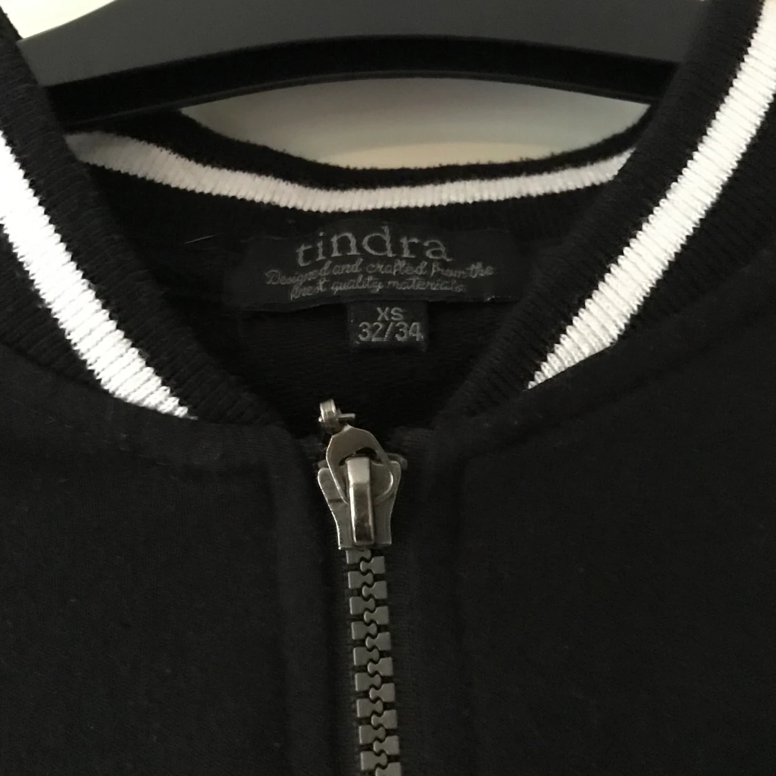 Svart långärmad med dragkedja  - 91