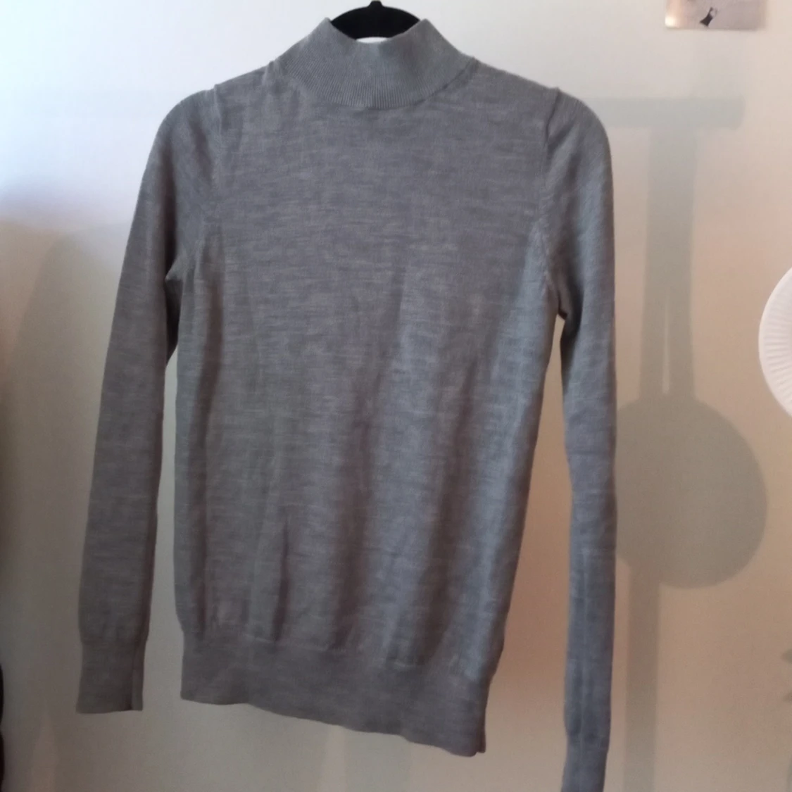 Grå stickad polotröja  - 90