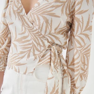 Omlottblus - Omlottblus med v-ringning och knytdetalj på sidan. Säljer då den inte kommit till användning på väldigt länge, den är dessutom i väldigt fint skick Storlek 40 men eftersom den är knytbar passar den många! Pris går absolut att diskutera, pm vid intresse😊💓💕