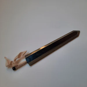 Mini svärd - Brevöppnare/dekoration/pappersvikt i form av svärdet från Berserk. Loot crate exclusive. Inte så vass men är meningen att man ska öppna brev med den. Kan hämtas i Stockholm :)
