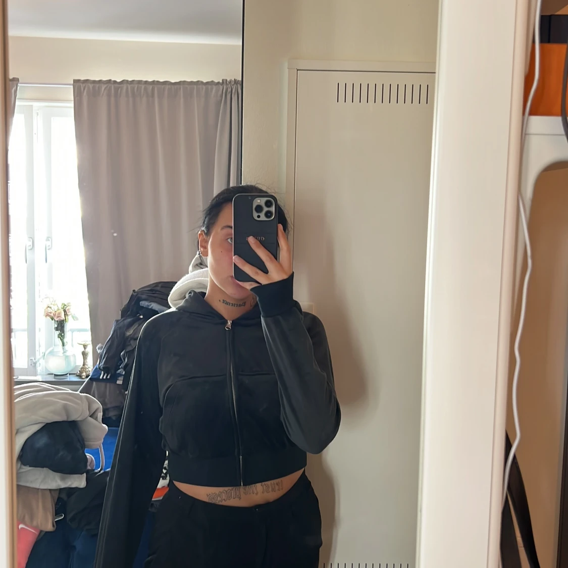 Kroppad Hoddie med ”diamant text”