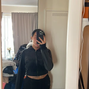 Kroppad Hoddie med ”diamant text” - Köpt ifrån HM aldrig använd. 