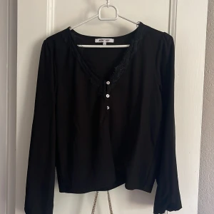 Blus  - Fin blus i svart från About you- storlek s 