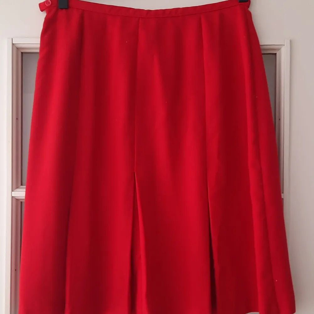 Vintage Highwaisted red skirt from Marks & Spencer. I'm 174cm tall and it goes just above my knees! (I wear a S/M for tshirts and 40-44 for bottoms). 50% polyester, 50% viscose. Kjolar.