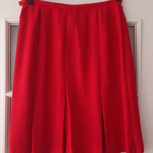 Vintage Highwaisted red skirt from Marks & Spencer. I'm 174cm tall and it goes just above my knees! (I wear a S/M for tshirts and 40-44 for bottoms). 50% polyester, 50% viscose