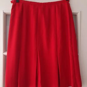 Vintage Highwaisted Red Skirt - 42 - Marks & Spencer - Vintage Highwaisted red skirt from Marks & Spencer. I'm 174cm tall and it goes just above my knees! (I wear a S/M for tshirts and 40-44 for bottoms). 50% polyester, 50% viscose