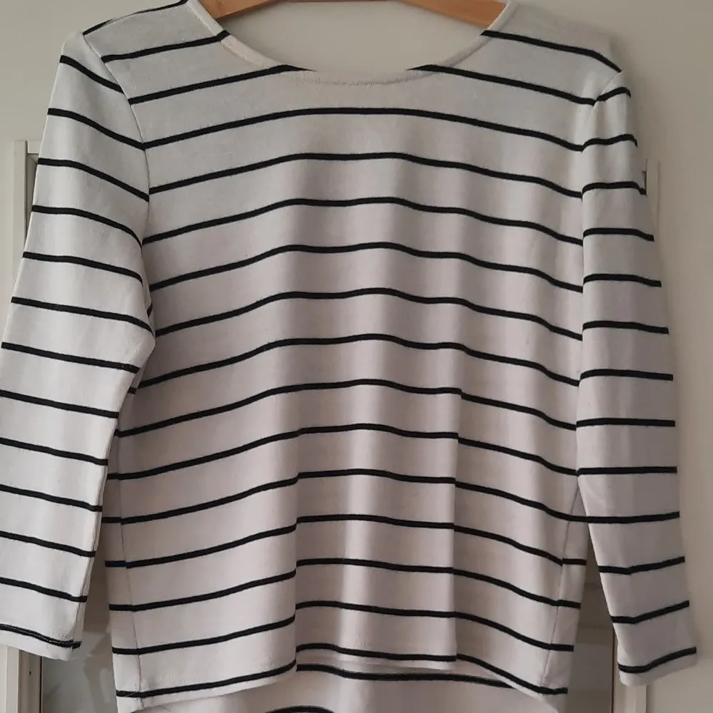 Black and white striped light sweater with a satin bow detail in the back - 55% cotton, 40% polyester, 5% elasthane. Tröjor & Koftor.