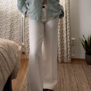 Vita tygbyxor mango - Säljer dessa fina somriga byxor då de inte kommit till nån användning hos mig💔 så vill hellre att de kommer till användning hos någon annan!🥰 de är mjuka och ursköna att ha på sig. Strl 38. kan mötas upp i Lund t.o.m 30/6- efter det i Stockholm eller Nynäshamn. Kan även frakta men köparen står då för frakt💗