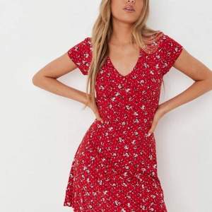 red ditsy floral skater dress från missguided  Aldrig använd! Prislapp finns kvar! Storlek 36