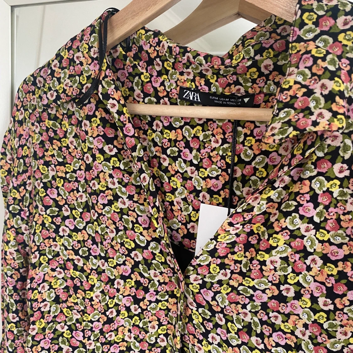 Blommig kort klänning zara  - 90